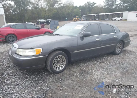 2000 Lincoln Town Car Signature z USA, uszkodzony, nr VIN 1LNHM82WXYY799995